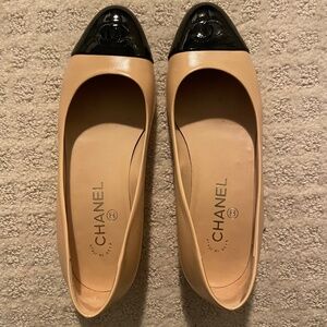tan/black calfskin patent leather Chanel flats, size 37 (7),  very good conditio